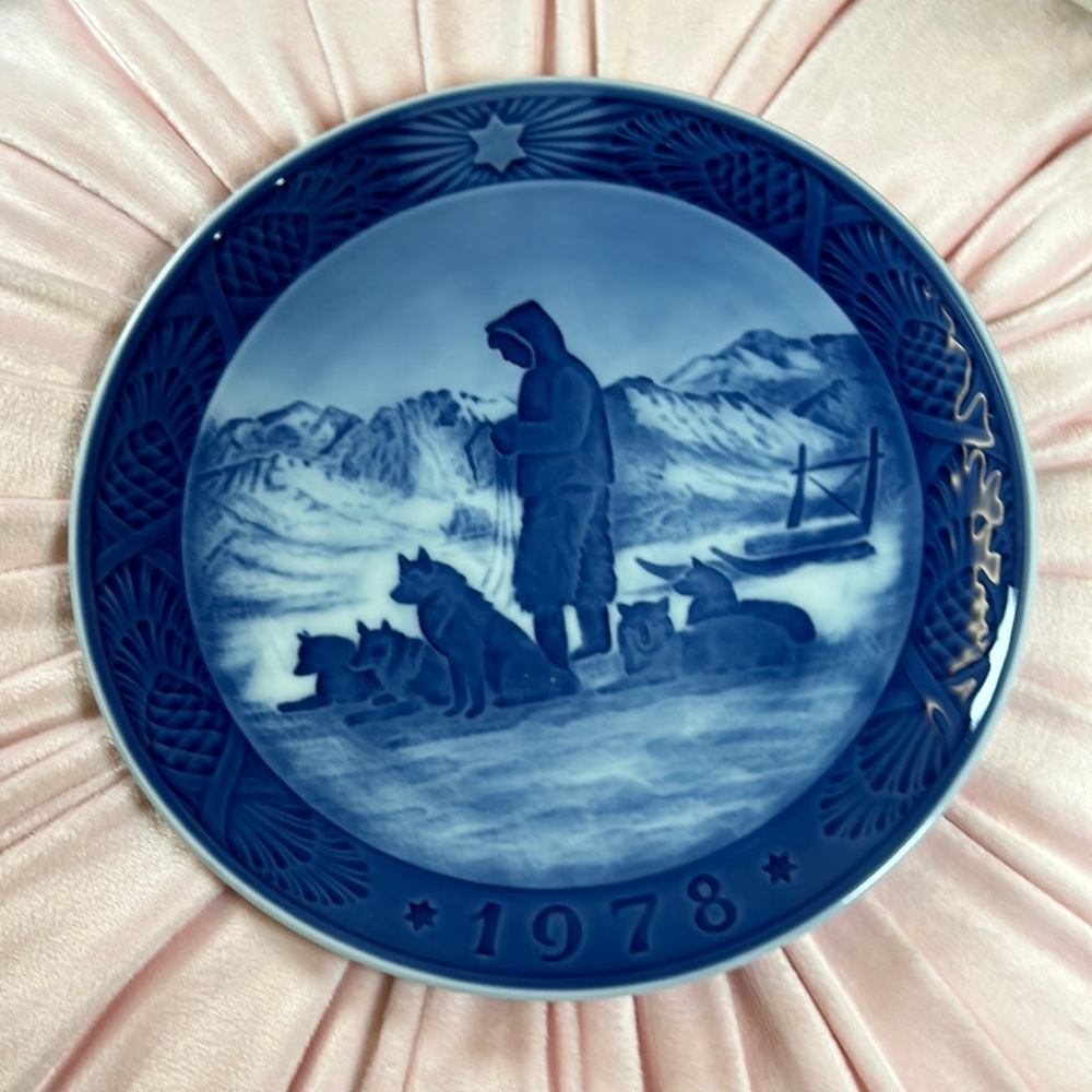 Vintage 1978 ROYAL COPENHAGEN decorative Plate, Danish Porcelain Collection, EUC